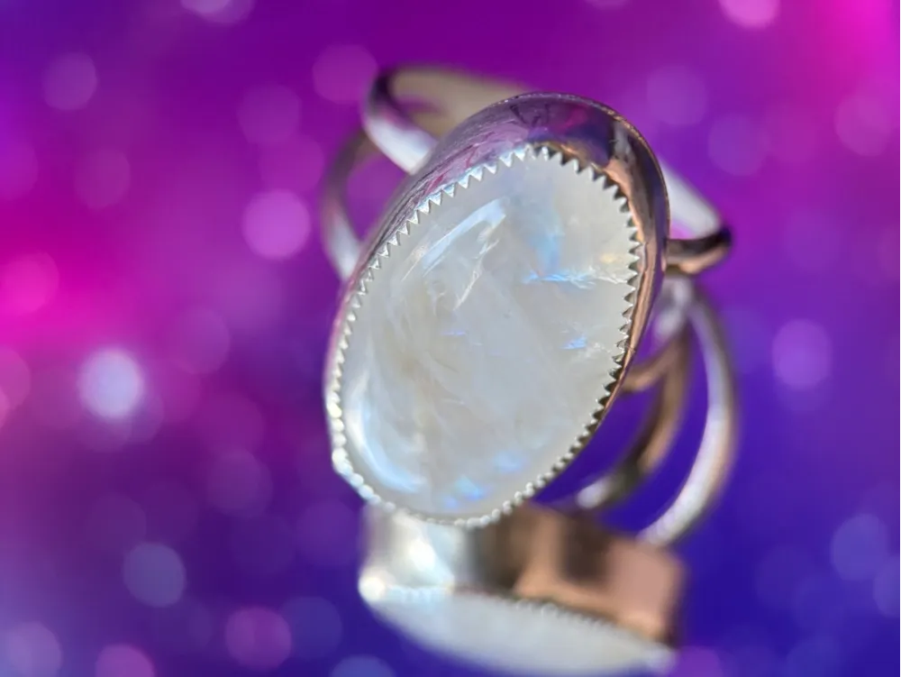 Finished silver ring with moonstone