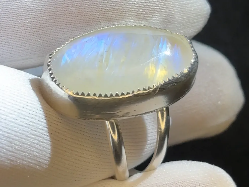 Finished silver ring with moonstone